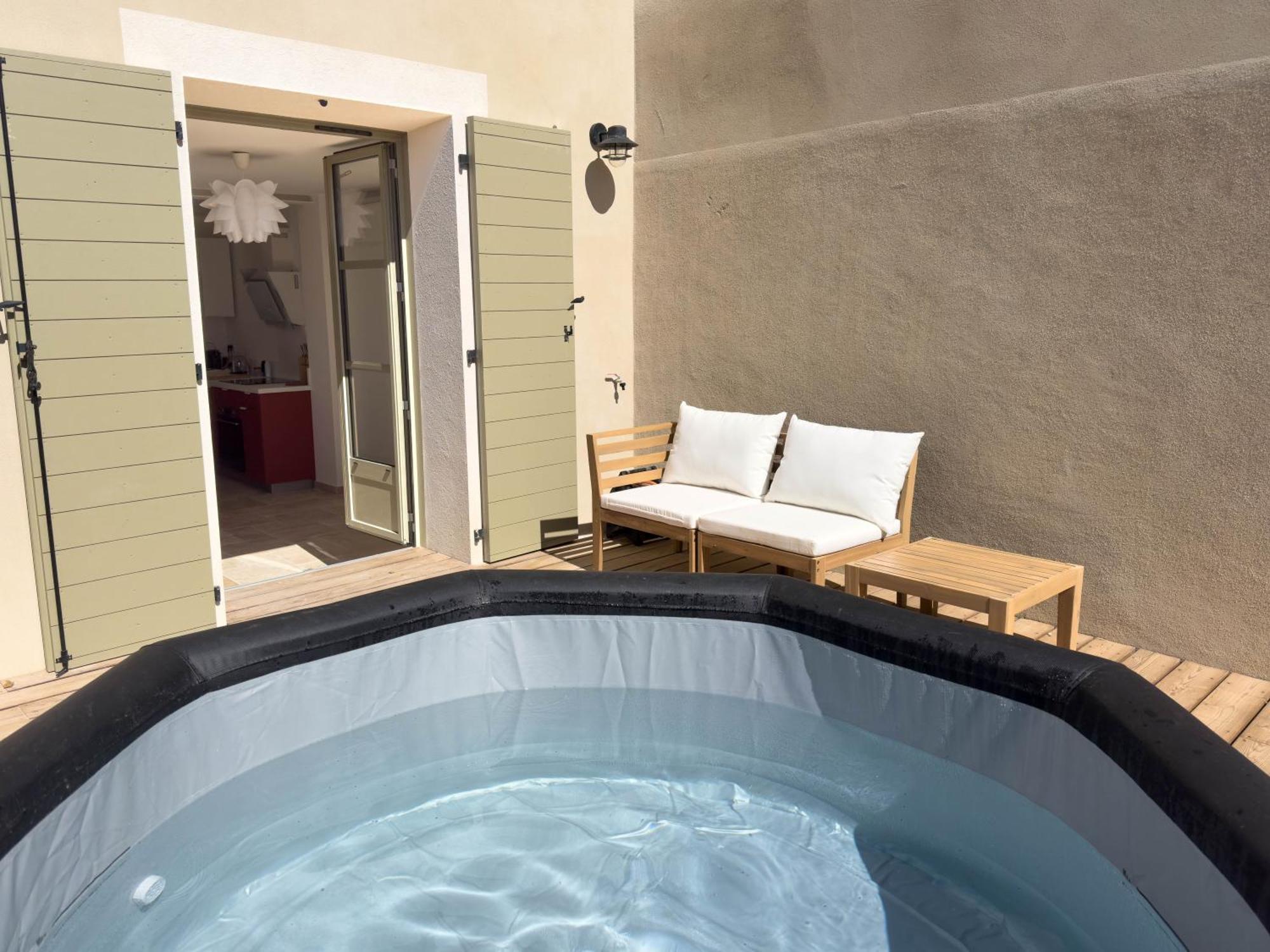 Les Suites Du 13 Aigues-Mortes Exterior photo