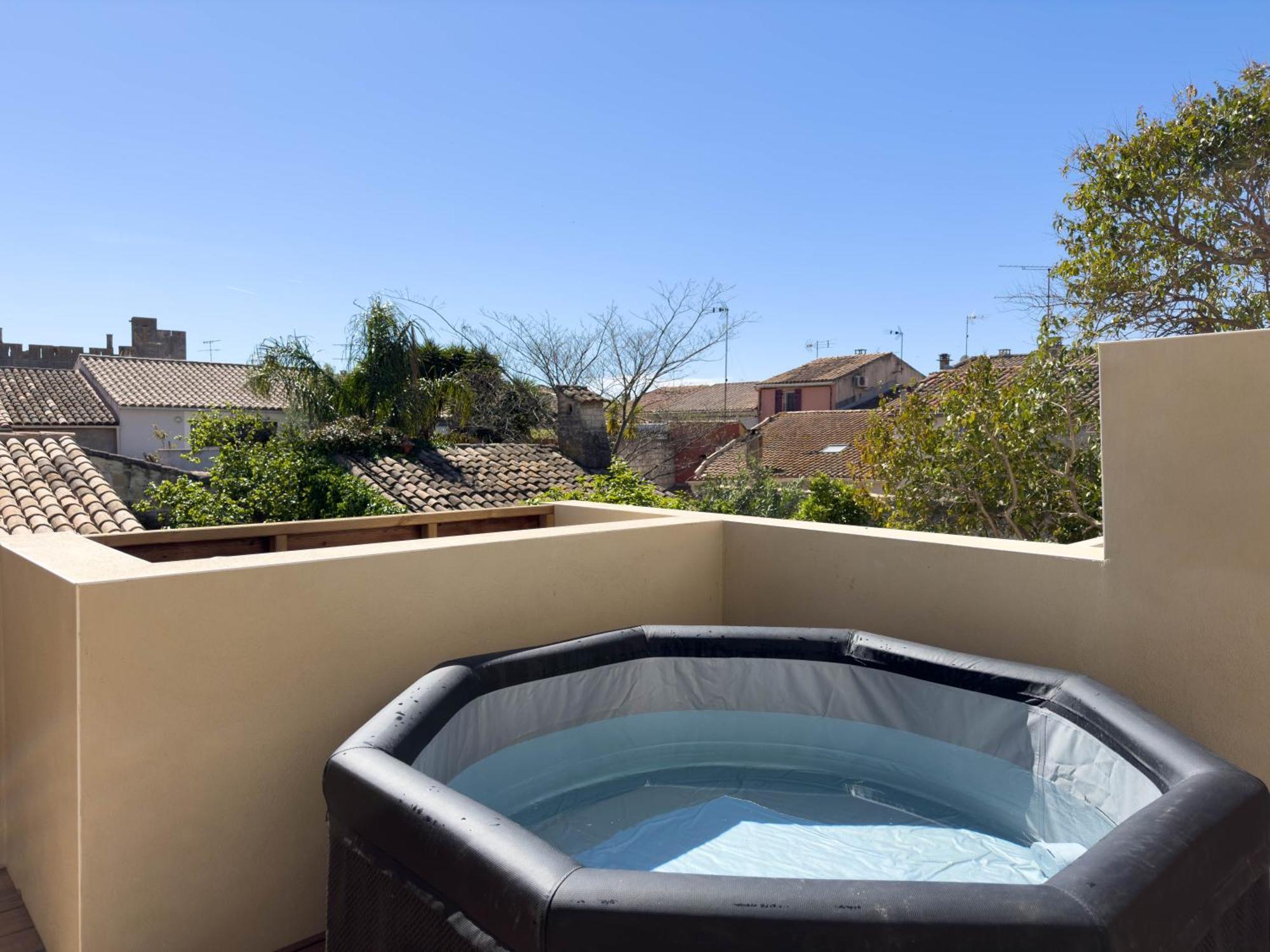Les Suites Du 13 Aigues-Mortes Exterior photo
